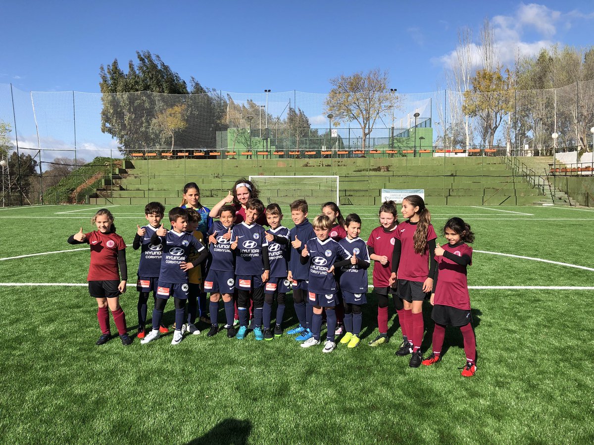 Niños, niñas, Magia, simplemente fútbol en una sola imagen...  #sepiconeras #futfem #cordobaesp #clubmirabueno