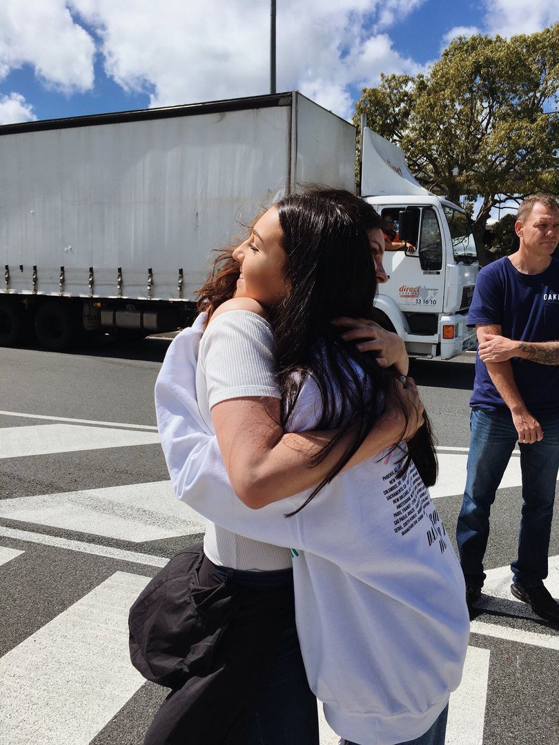 _DelReyPeru_'s tweet photo. #LanaDelRey with fans at the Brisbane International Airport, Australia. March 28, 2018. 
Lana Del Rey con fans en el Aeropuerto Internacional de Brisbane, Australia. Marzo 28, 2018. #Australia #Brisbane #LizzyGrant https://t.co/w6n1bgC4K1