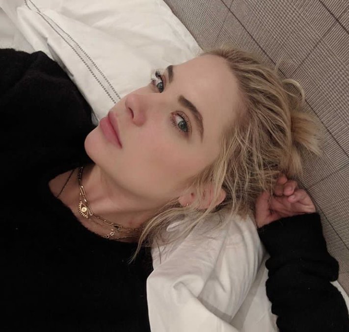 mxlinna_'s tweet photo. I'll be here all day👽 https://t.co/iS3hZMfDmB