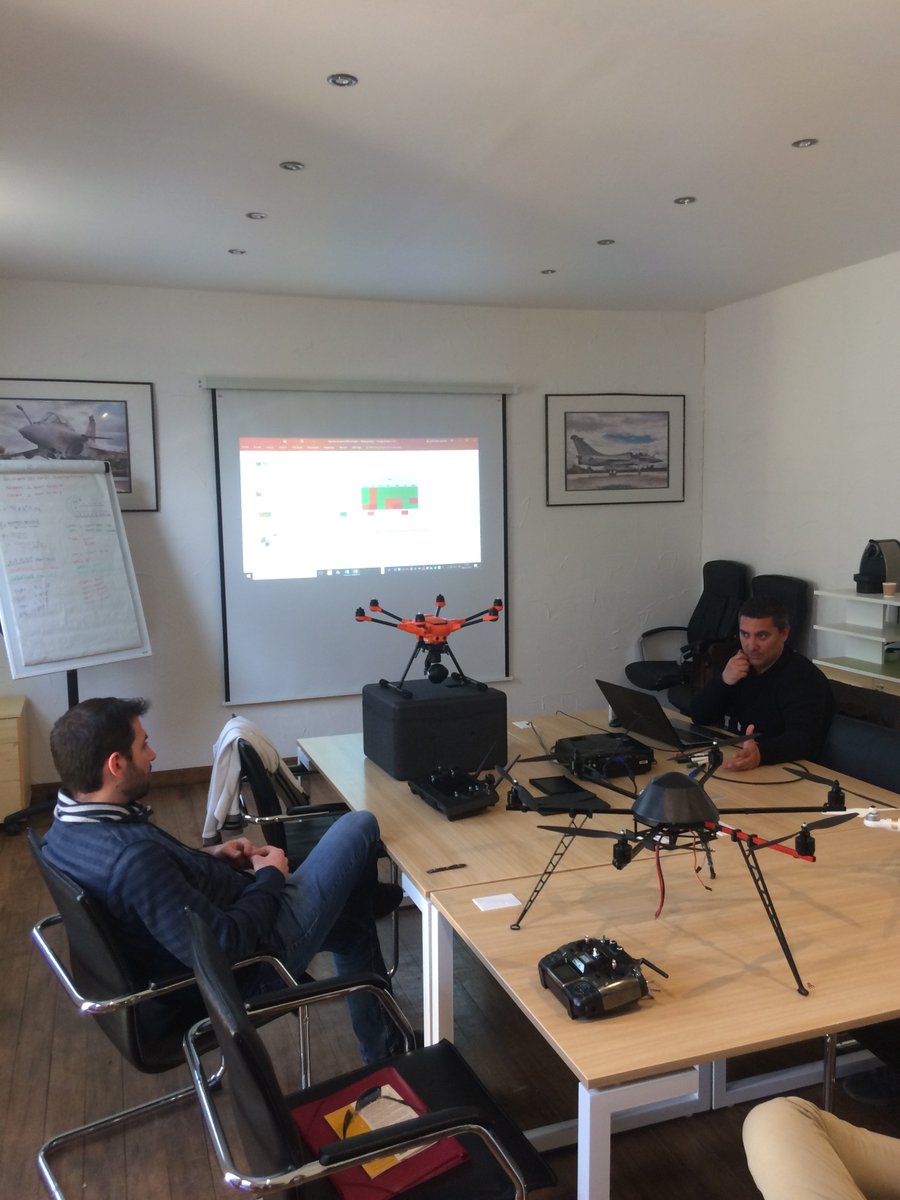 #Formationdrone cours sur le #marchédudrone et les différentes technologies #drone
Retrouvez nos formations sur atechsysacademy.fr