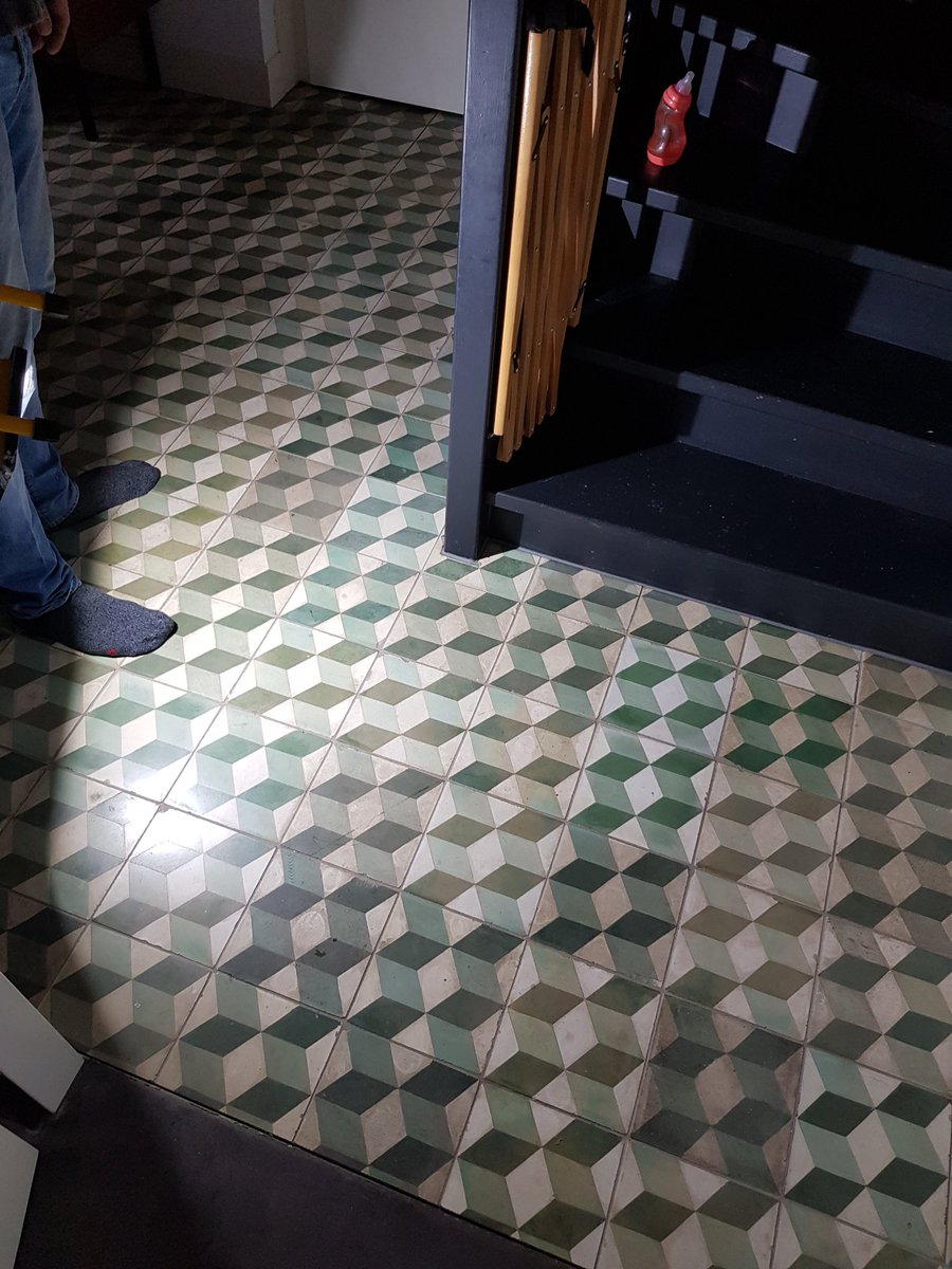 stucadoornbos's tweet photo. Terug van weg geweest de #bealchallenge ๐ ooit door mij in het leven geroepen omdat k overal logo's en kleuren van beal zag.... nu @bealint heb ik er weer 1 gevonden.... een hele vloer zelfs haha #kanhetnietlaten #bealmortex #doornbosdoethet https://t.co/HRVH50VLMO