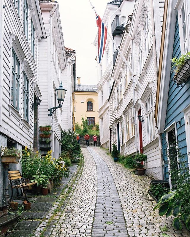Did you know Bergen was founded in the late 11th century on the site of what was originally a Viking settlement? Wander its charming streets to find a postcard-perfect scene, like this one captured by @charissa_fay. #MyVikingStory ift.tt/2E2rixI