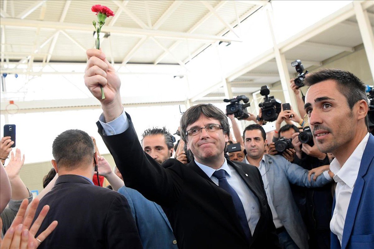 KRLS's tweet photo. A partir d'avui, i fins que el legítim President de la Generalitat de Catalunya, #CarlesPuigdemont, no surti en llibertat, tots els seus perfils a les xarxes socials seran gestionats pel seu equip.

#FreePuigdemont 🎗
#FreeCatalanPoliticalPrisoners 🎗 https://t.co/Qc74oWhP9J