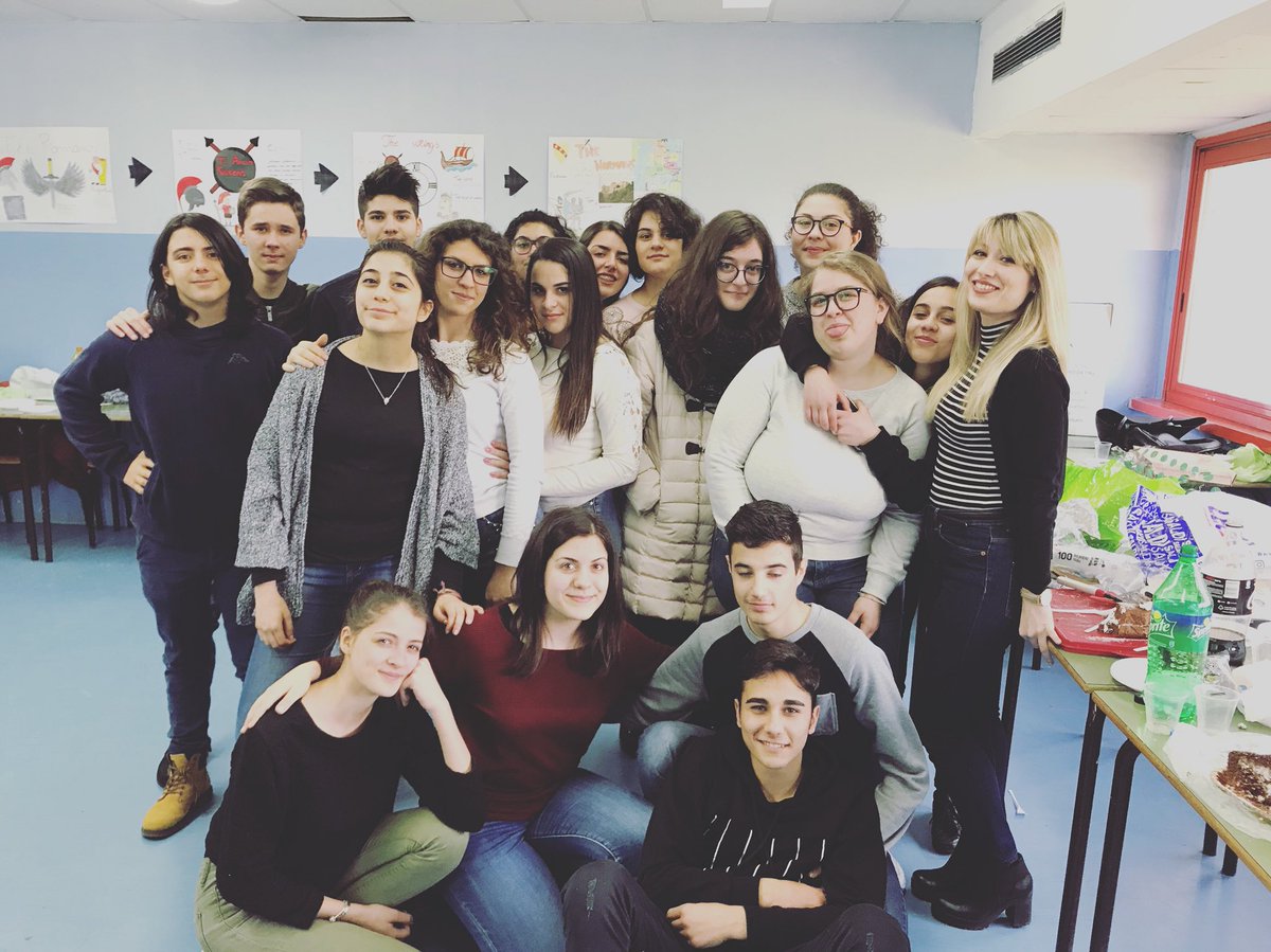 _ghostbusters3a's tweet photo. La cooperazione si basa sulla profonda convinzione che nessuno riesca ad arrivare alla meta se non ci arrivano tutti. 
#ghostbusters_team #Asoc1718 #alternanzascuolalavoro #teaminfesta #WorkinProgress https://t.co/ToxxlrMcRq