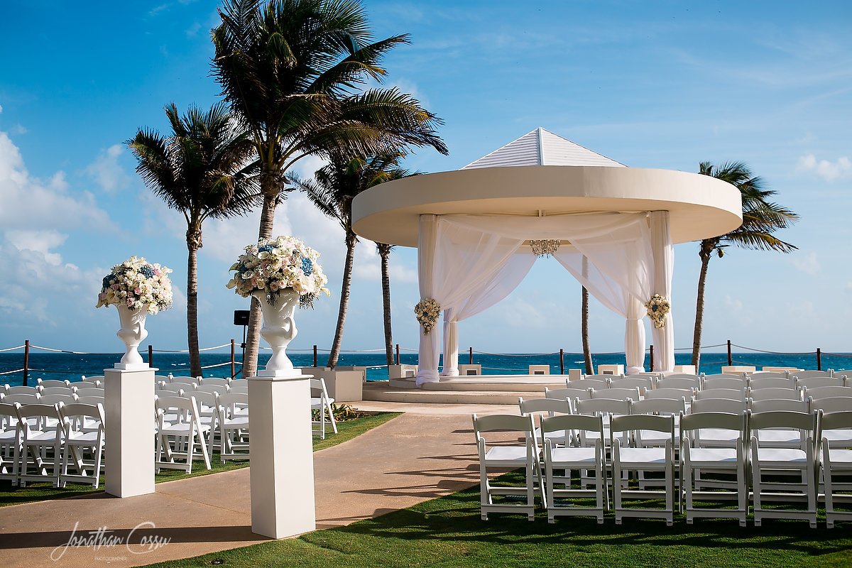 Perfect spot to say I-do! Don't you think?? A special collaboration with <a href="/HyattZivaCancun/">Hyatt Ziva Cancun</a> &amp; <a href="/getintrigued/">Intrigue</a>. #JonathanCossu #WeddingWednesday #CancunWeddings #destinationweddingphotographer