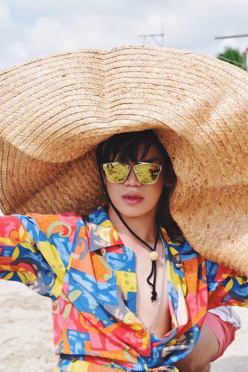 i knew this was gonna be a Summer trend. Oversized hat. Yaaaas please! 🌿👑😆 #viceganda #laureenuy 💕 @vicegandako @laureenmuy