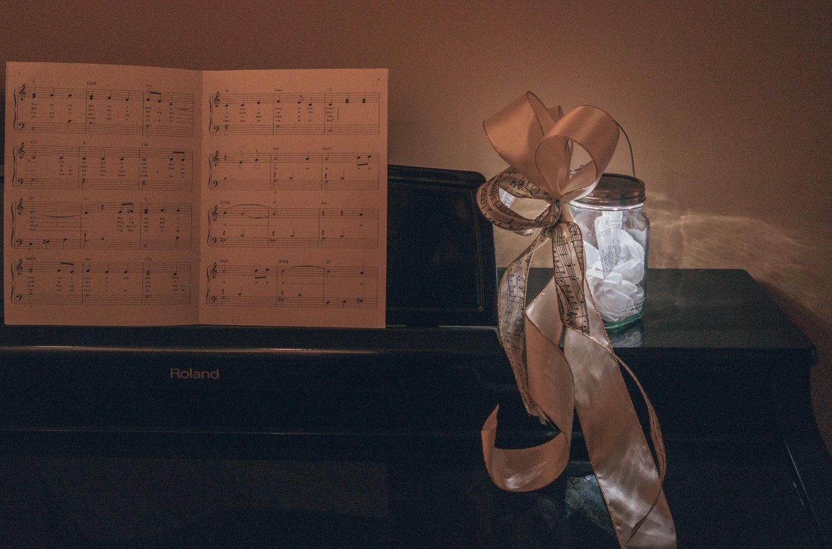 Let your personality shine bright! How do you choose to personalize your Sonnenglas? 💡🎶