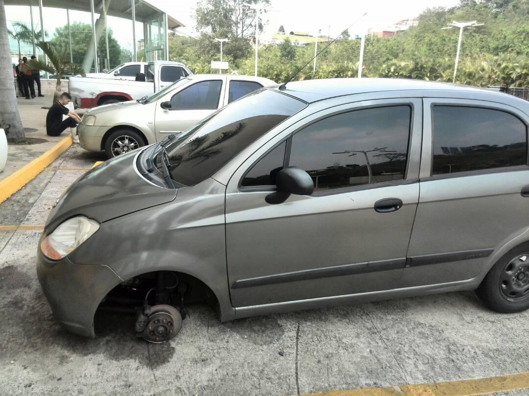 Cauchos y aceite roban en algunos estacionamientos de #SanCristobal aprovechando la falta de personal y cámaras de seguridad. Cobran alto precio pero no garantizan el cuidado. #Tachira