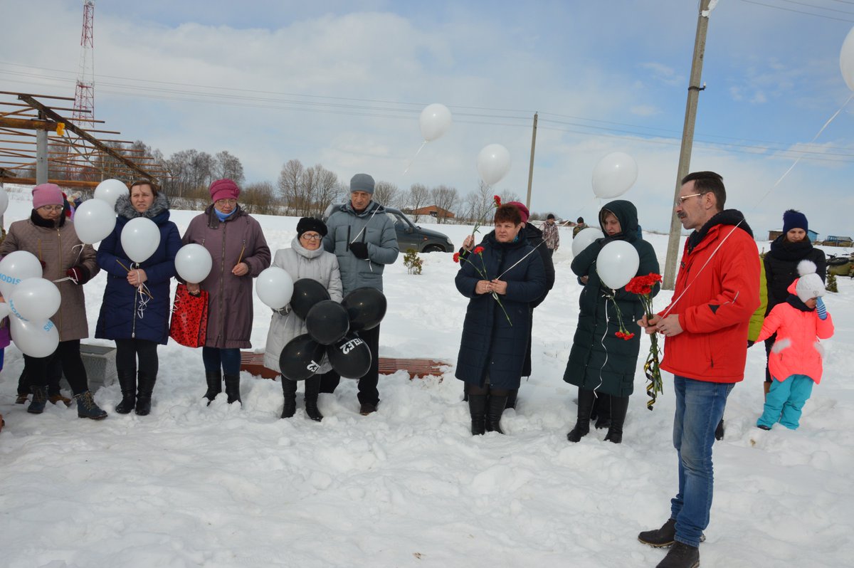 WrVt2xKeKHpDSCQ's tweet photo. с.Теляково.
Траурная акция скорби по погибшим в г.Кемерово. https://t.co/Ci4sRUK99g