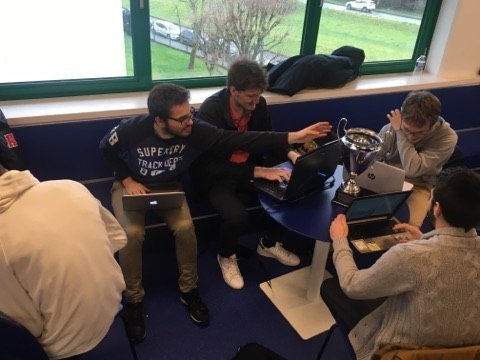com_innov's tweet photo. En plein travail de Com, merci à @MatDebuchy @padbolfrance @AMOS_Lille 💪✍️
#JDE2018 https://t.co/wylVVFiDhd