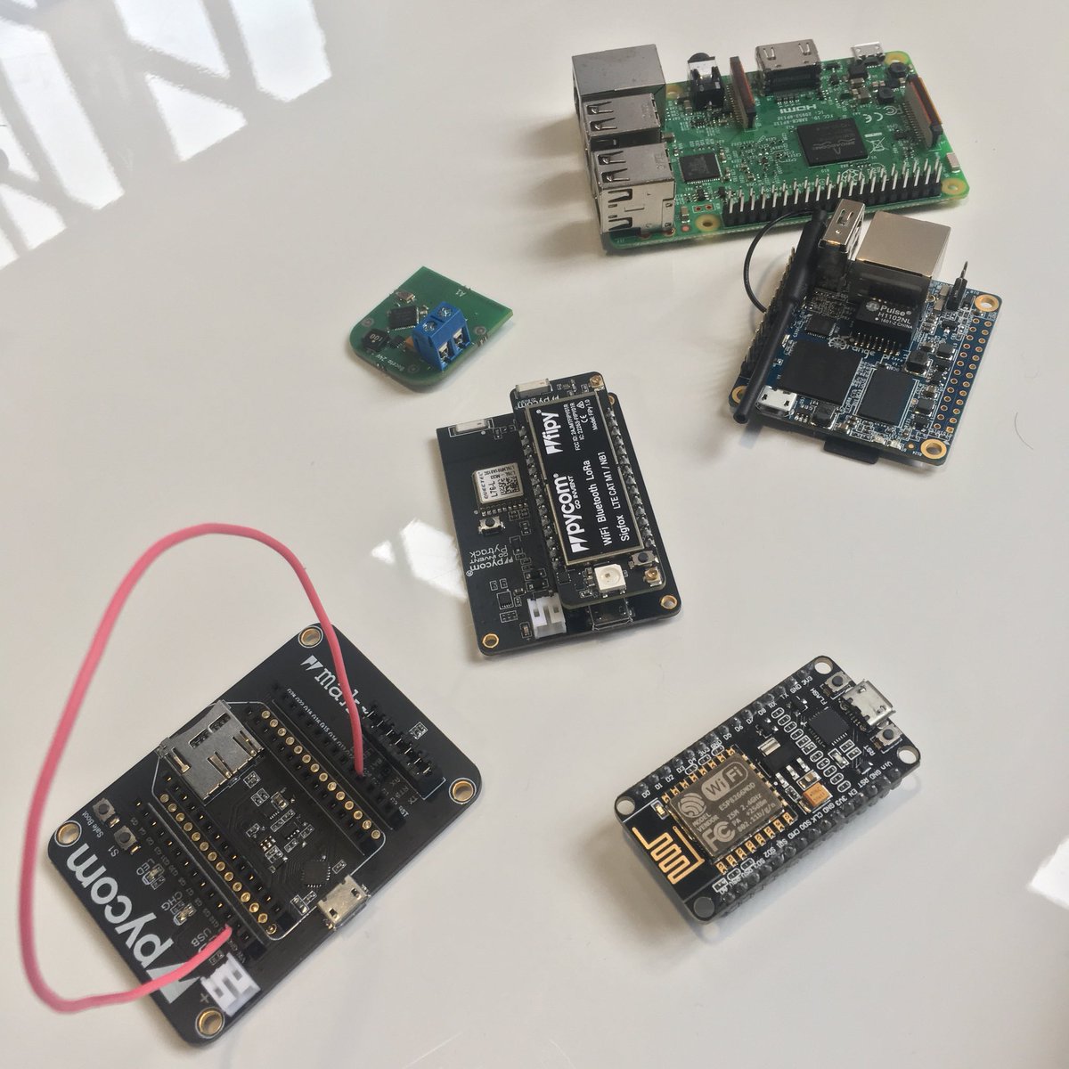DeuxCinqUn's tweet image. La famille s’agrandit 😏 #RaspberryPI #OrangePI #LoPy #iBeacon #Eddystone