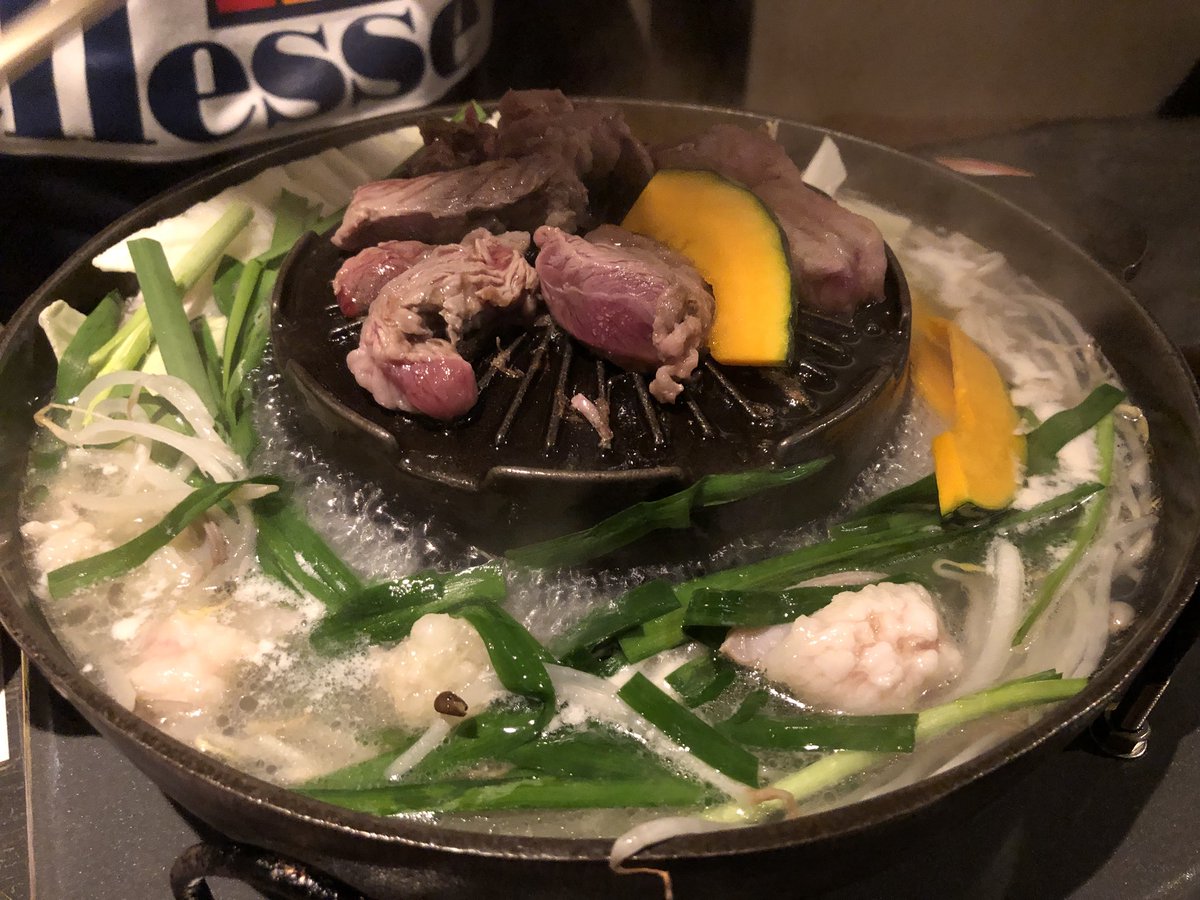 明智 V Twitter 渋谷のジンギスカン もつ鍋食べ放題のお店 もんごろーや 行ってきやした 面白い形のお鍋で 真ん中でジンギスカンして 周りに美味しい脂を落としての もつ鍋ができるっていう幸せ空間 アルコールも 自分で好きに注いだり作ったりするシステム