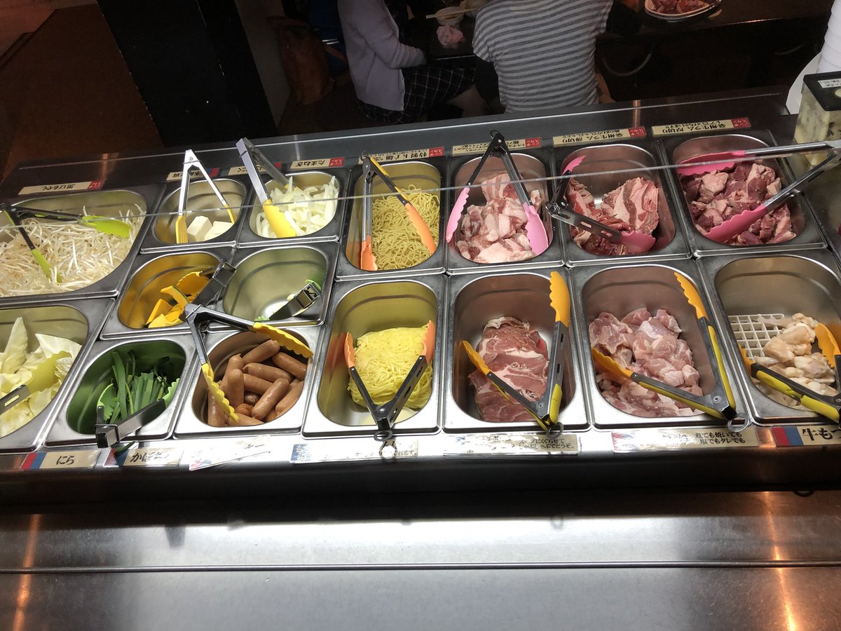 明智 V Twitter 渋谷のジンギスカン もつ鍋食べ放題のお店 もんごろーや 行ってきやした 面白い形のお鍋で 真ん中でジンギスカンして 周りに美味しい脂を落としての もつ鍋ができるっていう幸せ空間 アルコールも 自分で好きに注いだり作ったりするシステム