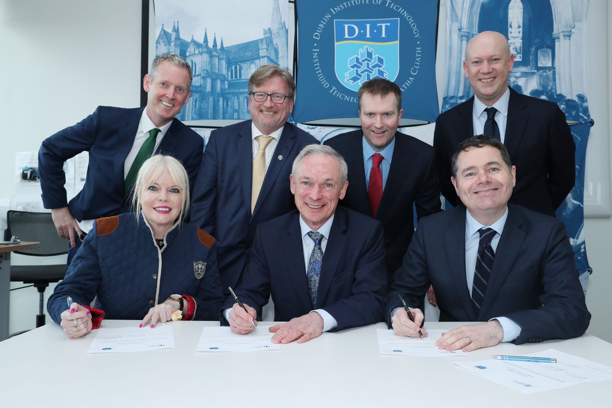 EIB's tweet photo. Contract signed! Our loan supports major public private partnership investment in DIT #Grangegorman Campus to cater for 10,000 students and 600 staff. https://t.co/eZBX0mrWs7 #Ireland🇮🇪 https://t.co/2Fo2GatWpg