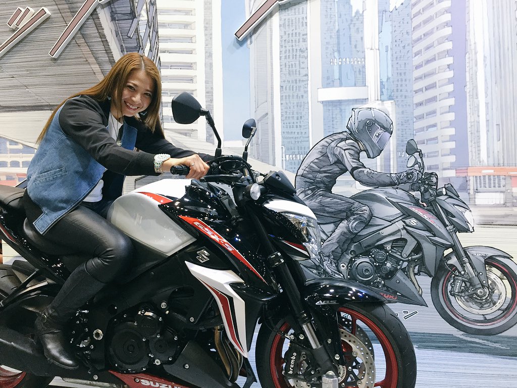 古澤 恵 Megumi Furusawa On Twitter 東京モーターサイクルショーで絶対やりたかったやつ 裏にもう１つ Sv650xabs のパネルがあったけど激混みで断念 この企画来年もお願いします 東京モーターサイクルショー Suzuki Gsxs1000abs 東本昌平