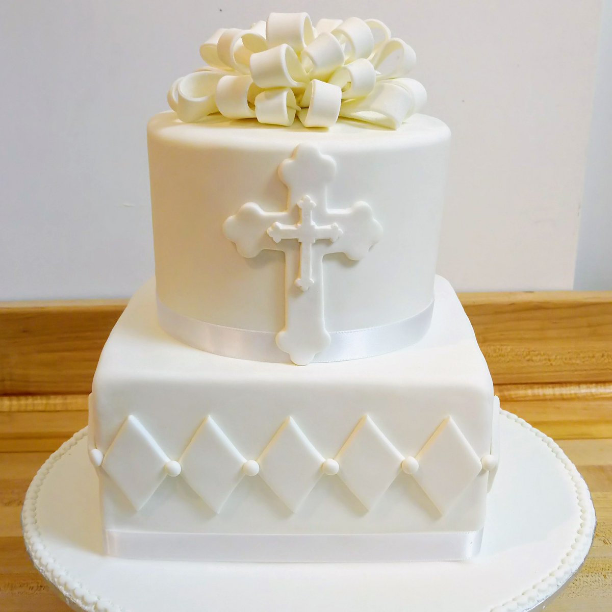 DolcezzaCakes's tweet photo. White on white for a special day.
.
.
.
#religiouscake #baptismcake #christeningcake #communioncake #confirmationcake https://t.co/LgpGY85tfW