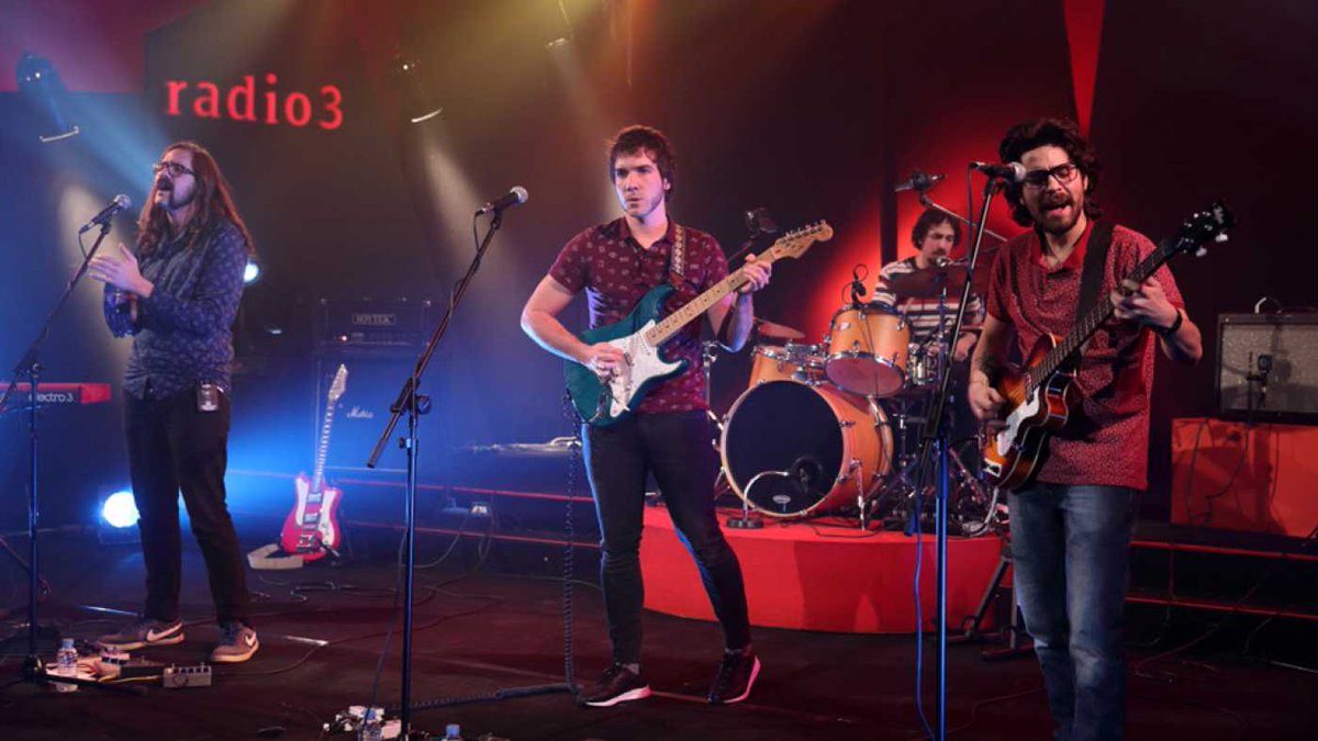 radio3_rne's tweet photo. Son burgaleses practican con tino el surf y el garaje como si fueran californianos. Ya tienes #AlaCarta el paso de @Cowabunga_band por @ConciertosR3 📼https://t.co/8zv2XoQD4z https://t.co/pvq1JkRh3y