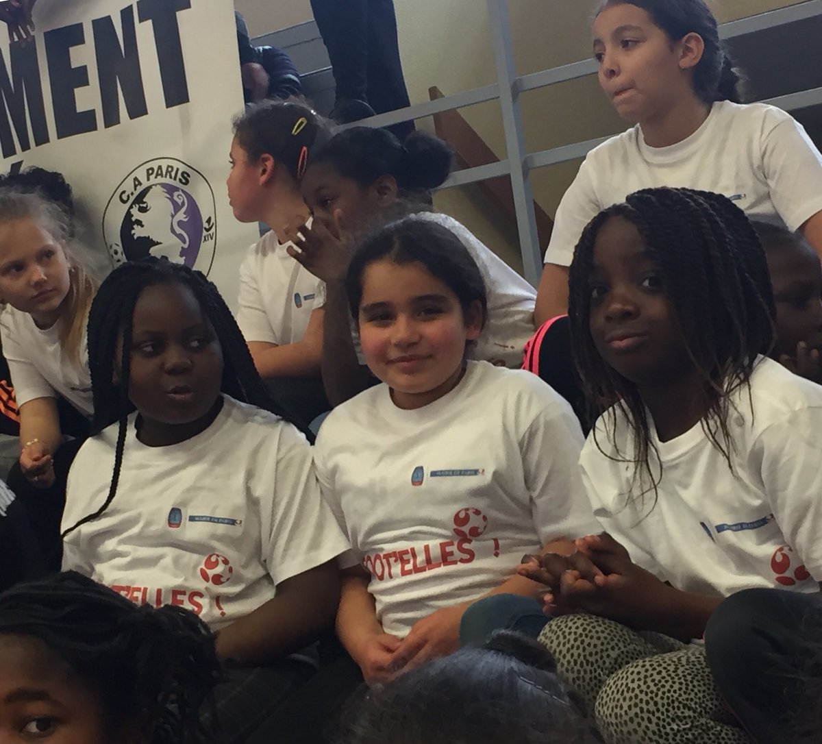 odile_dubus's tweet photo. Le succès de FOOT ELLES à Paris en partenariat avec le CA Paris qui reçoit en présence de la Maire le Label Jeune de la FFF.#CAparis@FIFA2019 https://t.co/EwXzWWGZDm