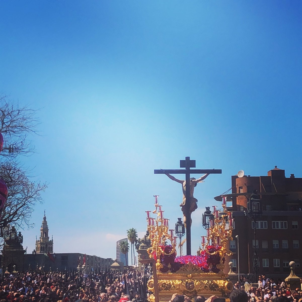 lasogadejudas's tweet photo. Empezando el puente....de San Bernardo #SemanaSantaSevilla2018  #Sevilla https://t.co/cVW1j3o590