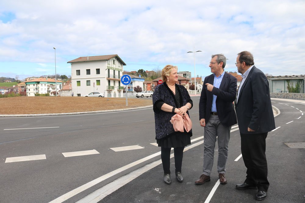 conectabidasoa's tweet photo. Inaugurada la nueva rotonda de #Amute #Hondarribia @HondarribiaUdal @OrainGipuzkoa @TxominSagarzazu @markelolano @a_oiarbide https://t.co/dDa44VdNBQ https://t.co/XYXbRAsYVx