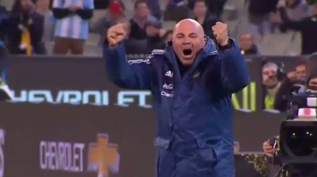 No todo está perdido...hoy marcha pollo asado con ensalada mixta en el #ComedorUniversitario #UNLP #BuenMiércoles 🍗🍗🥗🥗