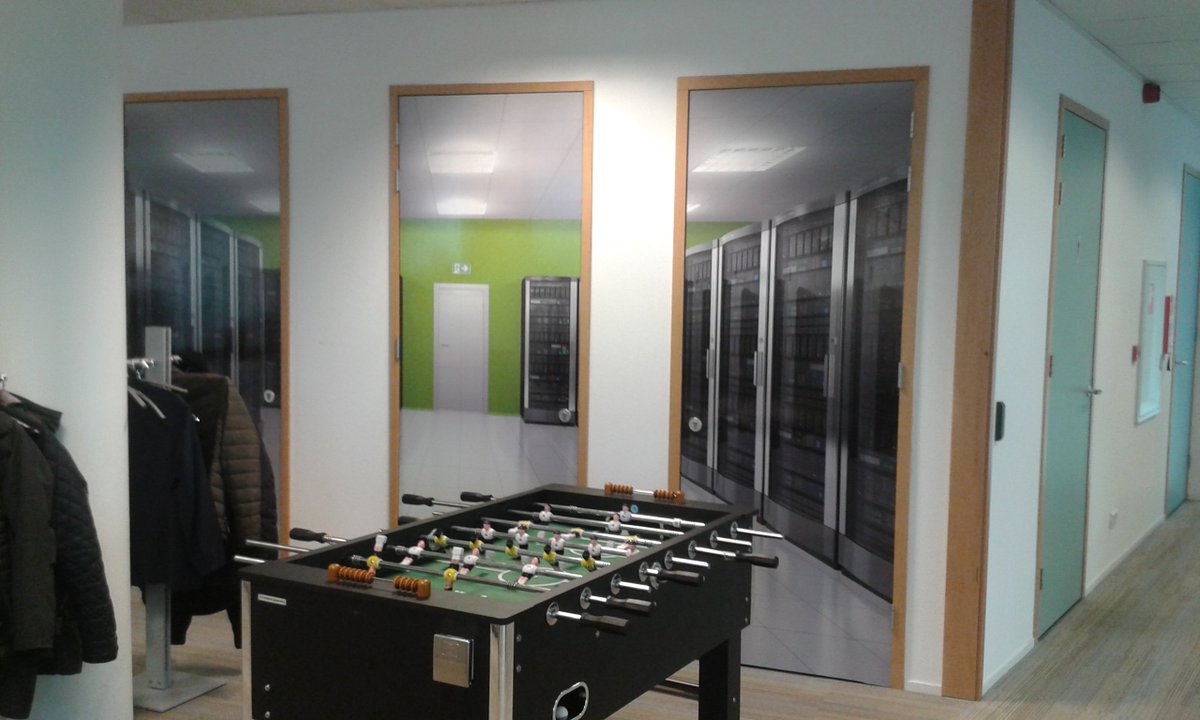 De servers draaien op volle toeren <a href="/ICITnl/">ICIT</a> #deurstickers #prints