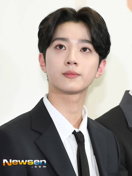 sweeetbitter's tweet photo. 취향폭격기 미남아... 이렇게까지 청순하고 우아하고 아름다울 필요가 있나? 넘 잘생겼다 보고만 있어도 맘이 풍족해진다 https://t.co/nxruDQTVC5
