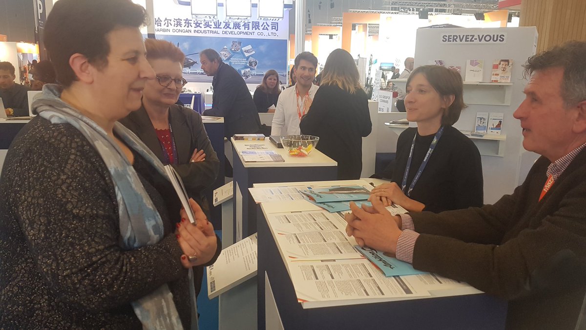 lesIUT's tweet photo. La ministre @VidalFrederique, présente au salon @giparis2018, échange avec nos collègues de @IutToulouse3 et @IUTStNazaire sur l'insertion professionnelle des jeunes !
#osezliut https://t.co/NtQBfw6nTN