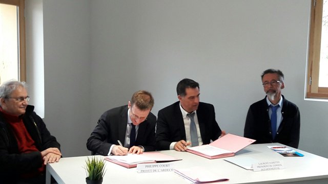 Prefet07's tweet photo. #Logement #Hébergement
Philippe COURT, @Prefet07 et @LaurentUghetto, président @Ardeche_07, ont procédé ce 28 mars à la signature du 6ème plan départemental pour le logement et l'hébergement des personnes défavorisées (PDALHPD) couvrant la période 2018-2023 à #Toulaud #Ardèche https://t.co/seZykFoH3a