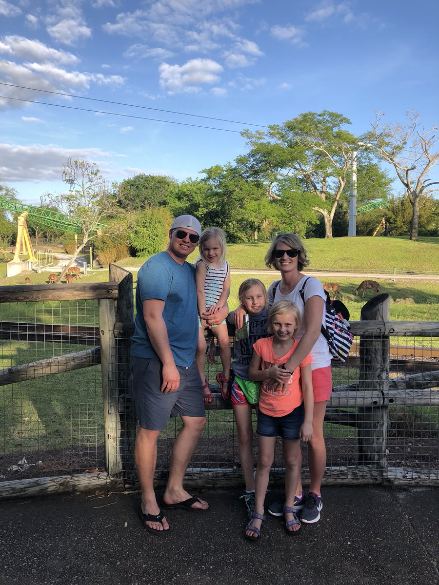 GregShooks's tweet photo. Enjoying some Busch Garden time. Claire loves roller coasters. #Trojansonspringbreak https://t.co/gxixjw5dpo
