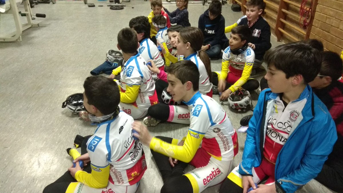 Nuestros ciclistas alevines e infantiles están aprendiendo a cuidar su sistema músculo-esquelético en talleres de estiramientos y masajes en colaboración con <a href="/3TOOL_ES/">3TOOL</a> y la Universidad San Jorge <a href="/_usj_/">Universidad San Jorge</a>. ¡Fijaos qué atentos estaban! 😇😇