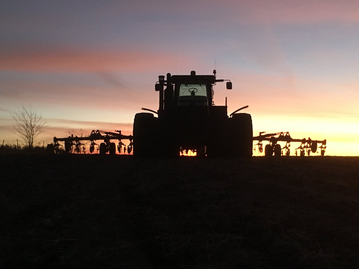 dalton_ag's tweet image. Rise and Shine!
Another Dalton Ag Toolbar ready to do some field work today. 
#Toolbars #DaltonAg #Durable #American #Sunrise