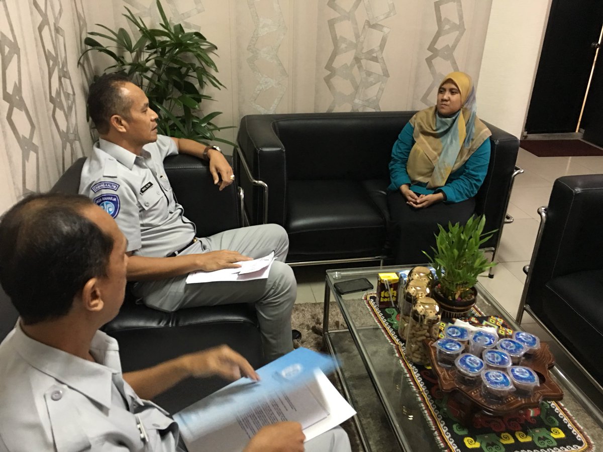 JR_Kaltim's tweet image. Silaturahmi Kabag Operasional @pt_jasaraharja Cab. Kalimanatan Timur bersama BPJS Kesehatan Cabang Balikpapan dalam rangka sinergi Jaminan Kecelakaan Lalu Lintas (JKLL), Balikpapan 28 Maret 2018.

#PRIMEservice
#HadirUntukMelayani
#BUMNuntukNegeri
#JasaRaharja
#JasaRaharjaKaltim