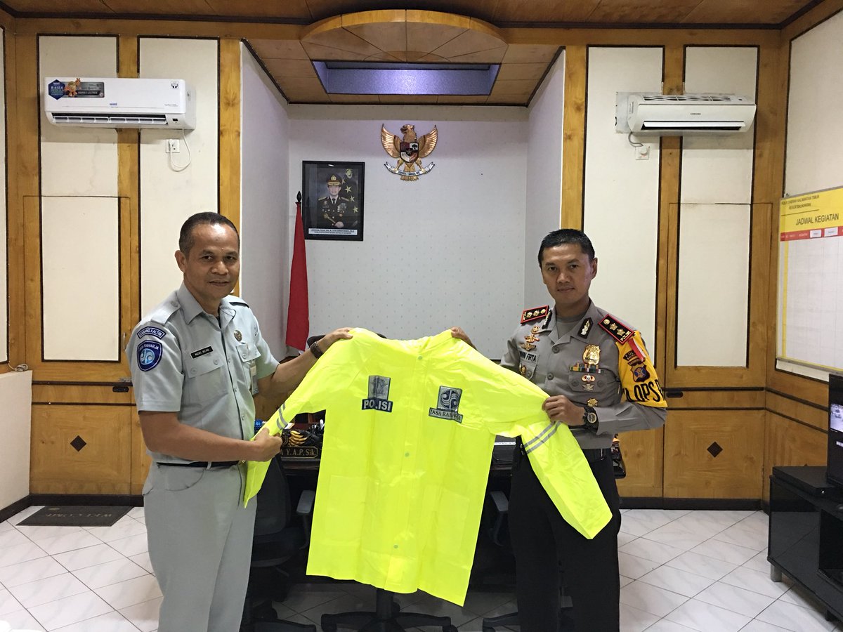 JR_Kaltim's tweet image. Penyerahan Rompi &amp;amp; Jas Hujan oleh Kabag Operasional @pt_jasaraharja  Cab. Kaltim kepada Kepala @POLRES_BPPN yang didampingi Kepala @Lantas_bpp ,Balikpapan 28 Maret 2018.

#PRIMEservice
#HadirUntukMelayani
#BUMNuntukNegeri
#JasaRaharja
#JasaRaharjaKaltim