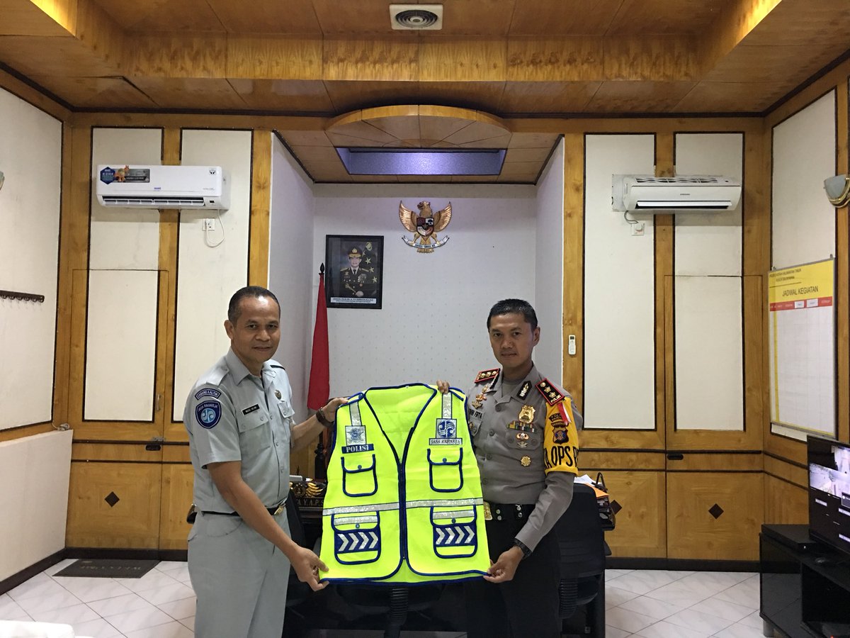 JR_Kaltim's tweet image. Penyerahan Rompi &amp;amp; Jas Hujan oleh Kabag Operasional @pt_jasaraharja  Cab. Kaltim kepada Kepala @POLRES_BPPN yang didampingi Kepala @Lantas_bpp ,Balikpapan 28 Maret 2018.

#PRIMEservice
#HadirUntukMelayani
#BUMNuntukNegeri
#JasaRaharja
#JasaRaharjaKaltim