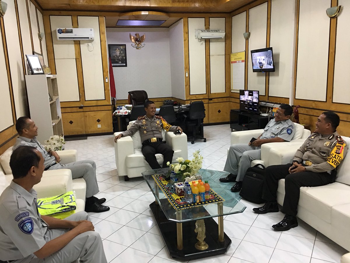 JR_Kaltim's tweet image. Penyerahan Rompi &amp;amp; Jas Hujan oleh Kabag Operasional @pt_jasaraharja  Cab. Kaltim kepada Kepala @POLRES_BPPN yang didampingi Kepala @Lantas_bpp ,Balikpapan 28 Maret 2018.

#PRIMEservice
#HadirUntukMelayani
#BUMNuntukNegeri
#JasaRaharja
#JasaRaharjaKaltim