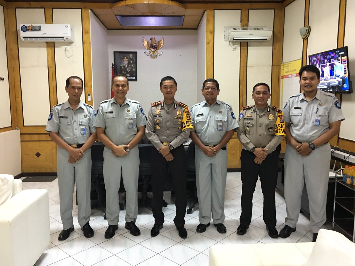 JR_Kaltim's tweet image. Penyerahan Rompi &amp;amp; Jas Hujan oleh Kabag Operasional @pt_jasaraharja  Cab. Kaltim kepada Kepala @POLRES_BPPN yang didampingi Kepala @Lantas_bpp ,Balikpapan 28 Maret 2018.

#PRIMEservice
#HadirUntukMelayani
#BUMNuntukNegeri
#JasaRaharja
#JasaRaharjaKaltim
