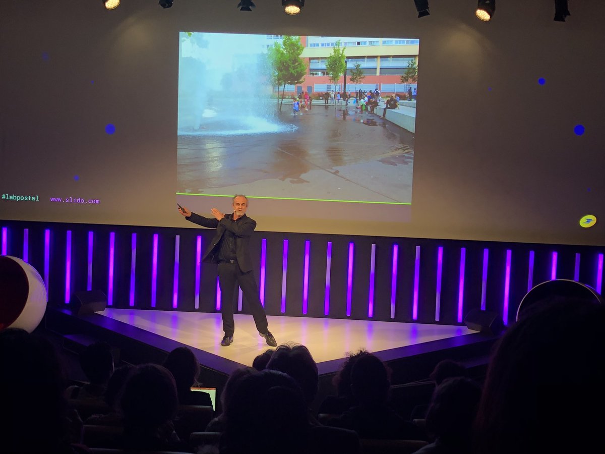 Le défis de la ville c’est de savoir comment j’y vis. Nous vivons dans des villes transculturelles et il faut réfléchir à une nouvelle connectivité des villes. L’innovation c’est d’abord réinventer la vie 🌳🚘🏡🏙 <a href="/CarlosMorenoFr/">Pr Carlos Moreno | IAE-Paris Sorbonne</a> au #LabPostal #FBHDigital #Smartcity