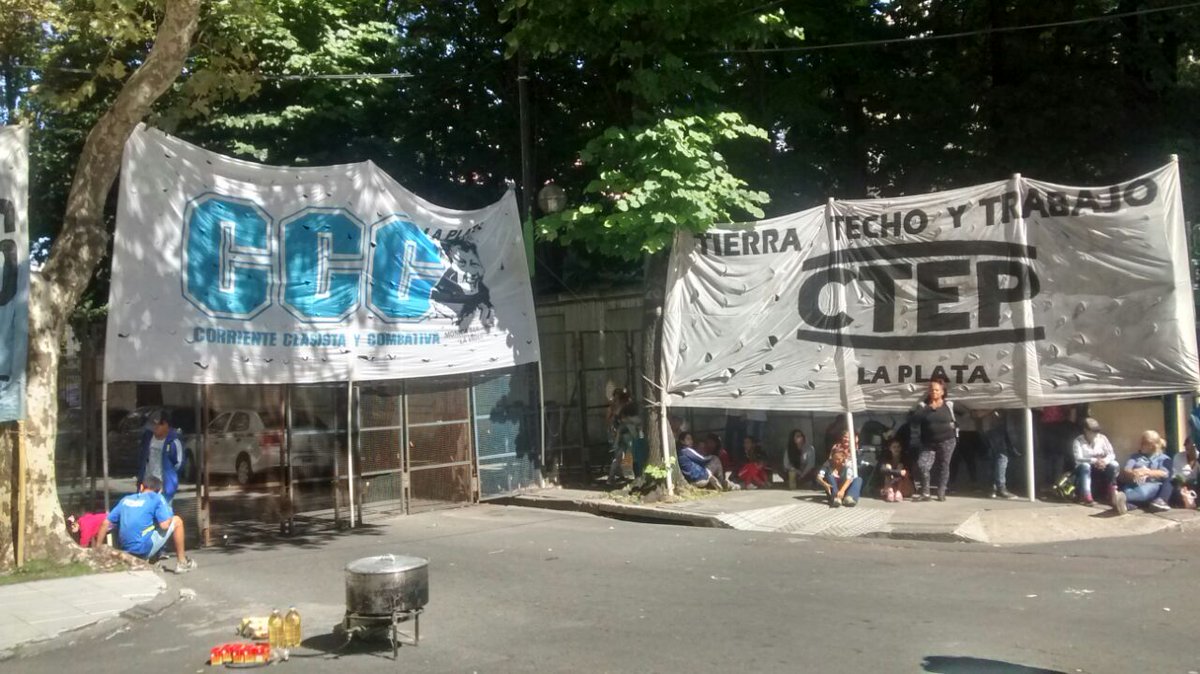 RadioPeriook's tweet photo. [AIRE] #LaPlata #Móvil Desde el Ministerio de Empleo y Seguridad Social (calle 5 y 53) . https://t.co/8iejULgkZh