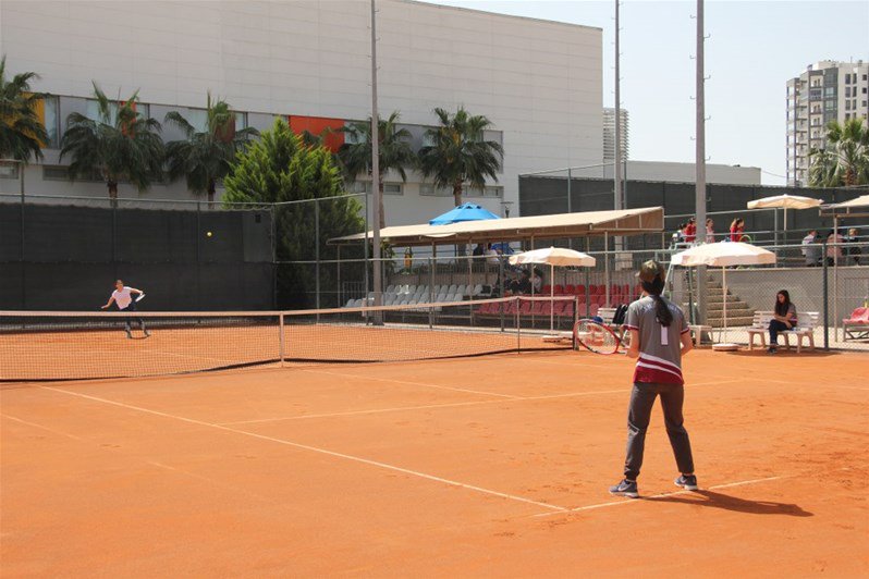 GSB_Mersin's tweet photo. Mersin’in ev sahipliğinde Türkiye geneli 43 Okul takımından 111 erkek, 89 bayan 200 sporcunun katılımı ile Tenis Kompleksinde düzenlenen “Okul Sporları Tenis Gençler Grup Birinciliği” müsabakaları devam ediyor
@OA_Bak @farukozcelikgsb @mehbaykan @sagunes40 https://t.co/xa4oiG3Kuj
