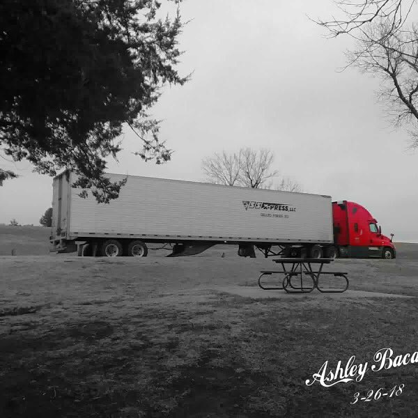 sstransportnd's tweet image. Another great shot from Ashley Baca. Taken in Bennington, NE #truckerviews #truckinglife #truckingviews #trucking