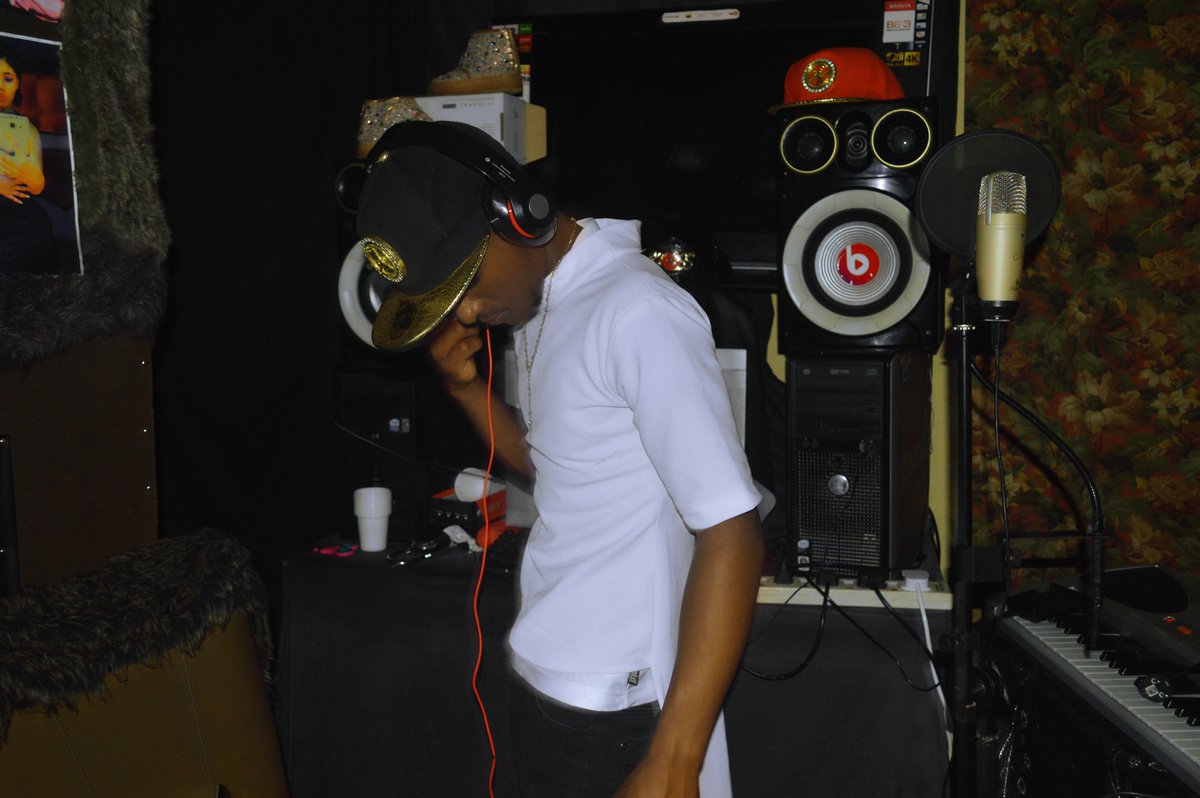 King_Bazooqa's tweet photo. Now Trending!!THE ILLLEST LYRICIST K.E. New Video Recorded Live @BigPaperInc Studios Nairobi --] Watch @ https://t.co/5uiS6gj59P 

#MigunaReturns  #MigunaMiguna #KalashaTVFilmMarket2018  Stanley Okumbi #OneLaughTourKICC https://t.co/XVezl6sf7q