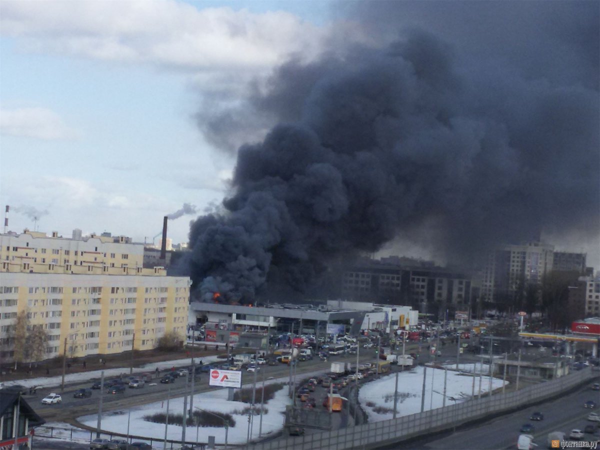 Что горело сегодня в санкт петербурге. Пожар в Санкт-Петербурге. Пожар в Петербурге сейчас горит. Пожар в автосалоне в Санкт Петербурге. Пожар в СПБ сейчас.