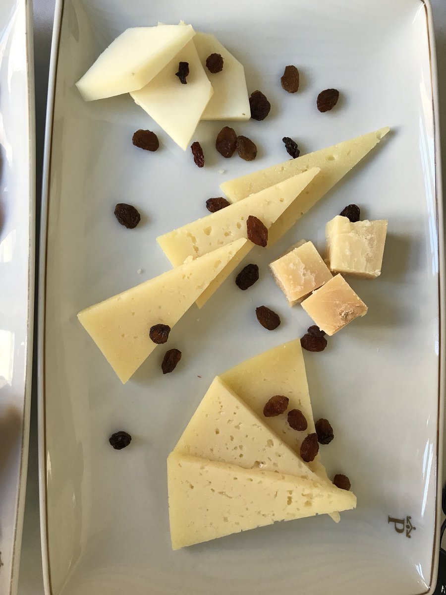 inigoladronm's tweet photo. Agradable comida en el @paradores de #Almagro, #CiudadReal, #Castilla #LaMancha. Embutidos y queso manchego, #picanton y #bacalao confitado en aceite de ajo https://t.co/lrbD9CXqPN