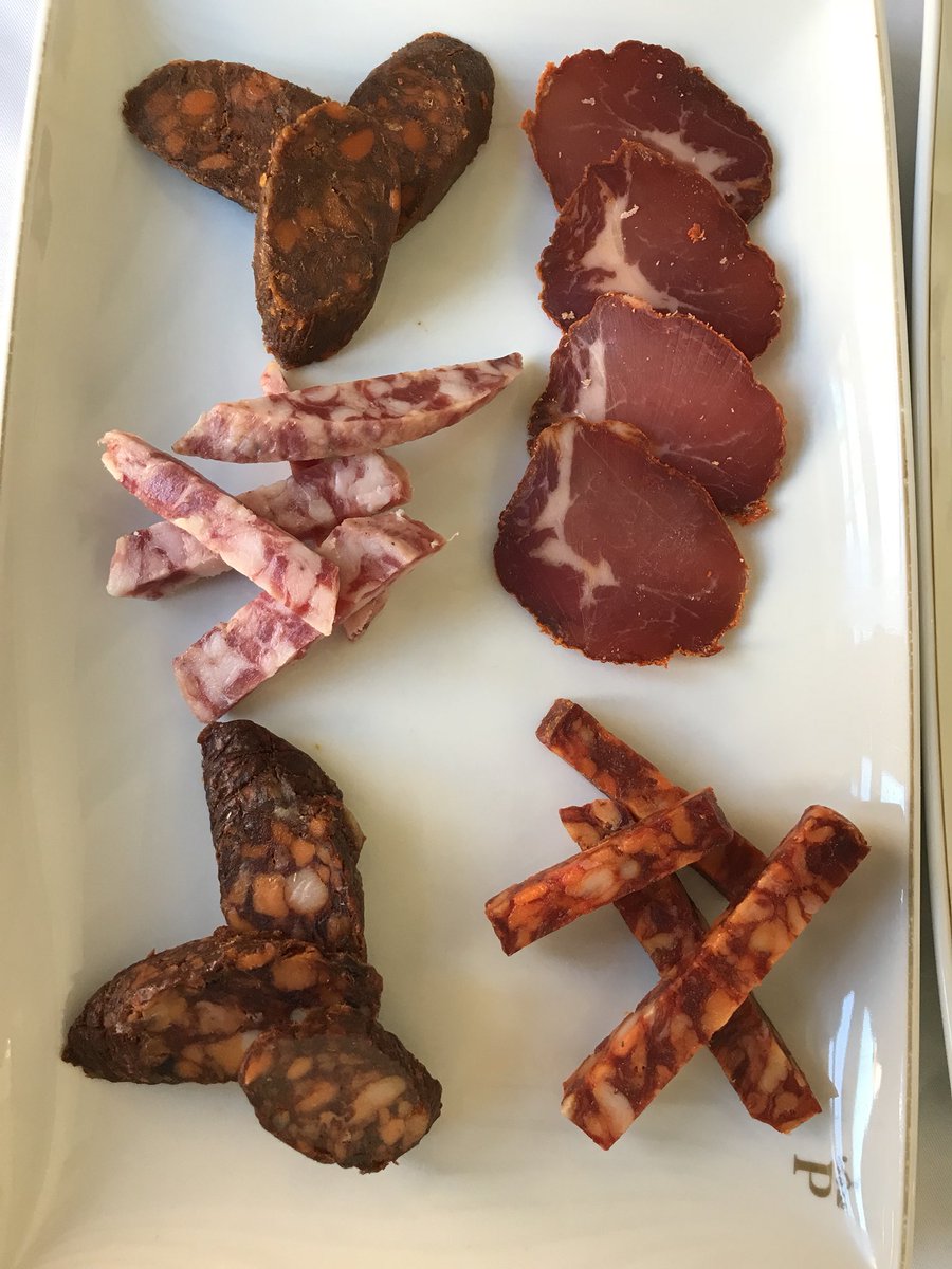 inigoladronm's tweet photo. Agradable comida en el @paradores de #Almagro, #CiudadReal, #Castilla #LaMancha. Embutidos y queso manchego, #picanton y #bacalao confitado en aceite de ajo https://t.co/lrbD9CXqPN