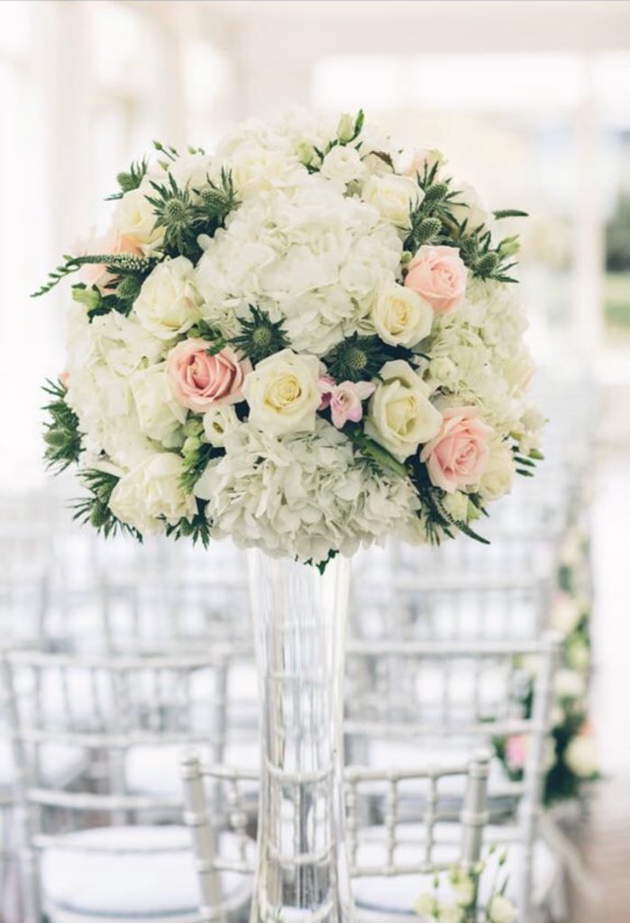 Flowers goals courtesy of <a href="/MoodFlowersUK/">Mood Flowers</a> at PWPS couple Amanda and Barry’s wedding at @CarlowrieCastle 
Photo <a href="/jesswitheyphoto/">Jessica Withey</a>