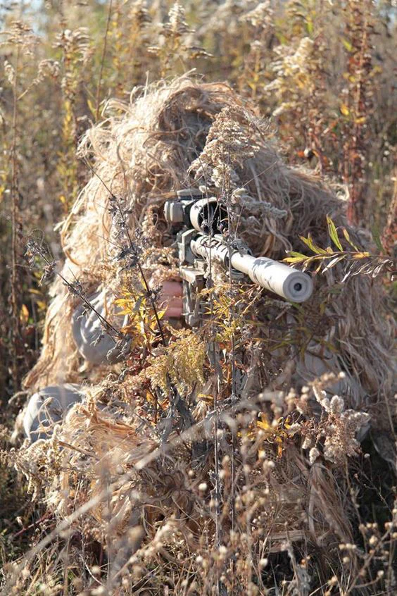 あなたは見つけられるかな！？　自然に擬態するギリースーツがスゴイ！！！