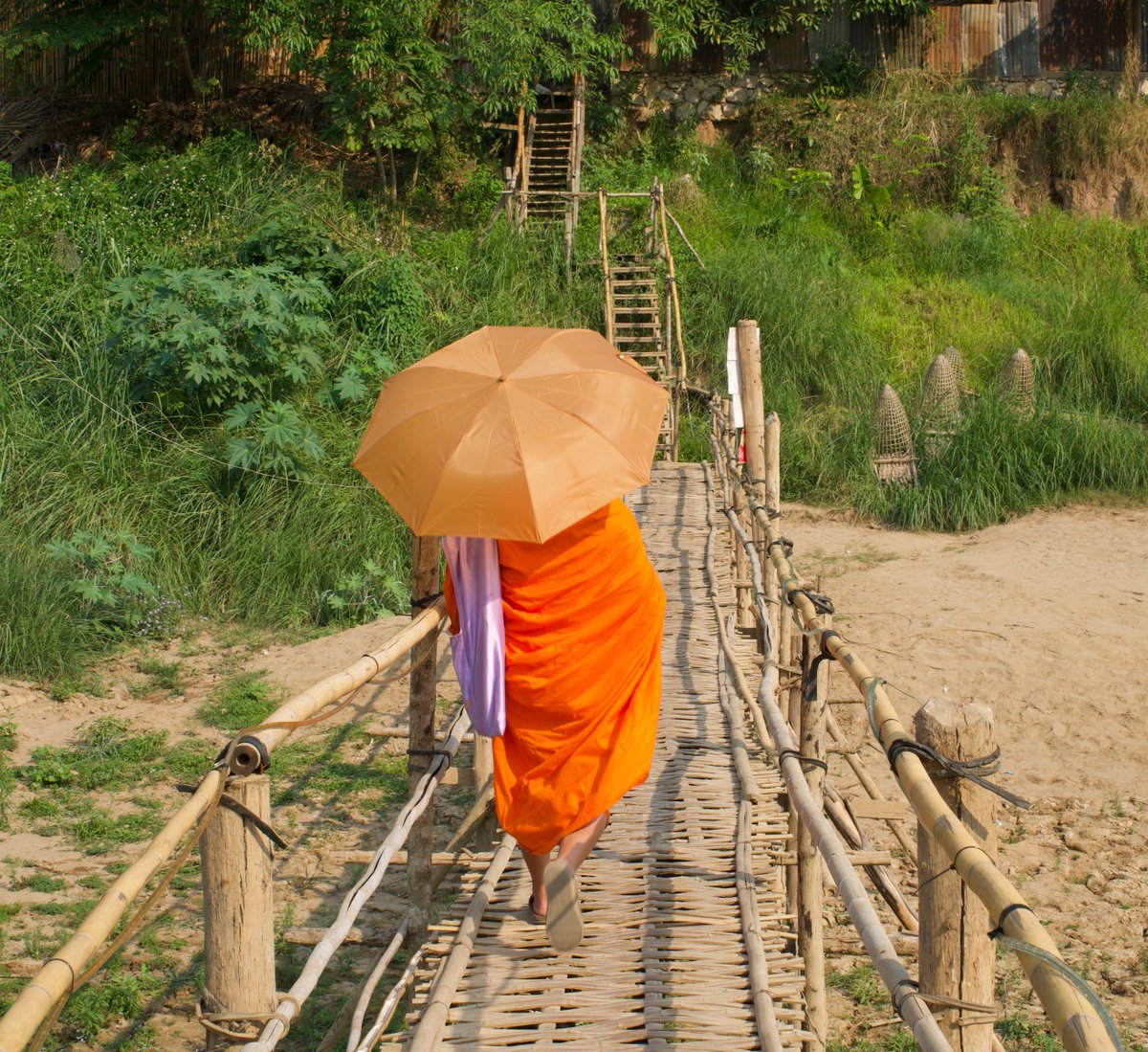 mlcworldtour's tweet photo. Monk on a bamboo bridge in Luang Prabang #luangprabang #buddhst #monk https://t.co/llomofKJix