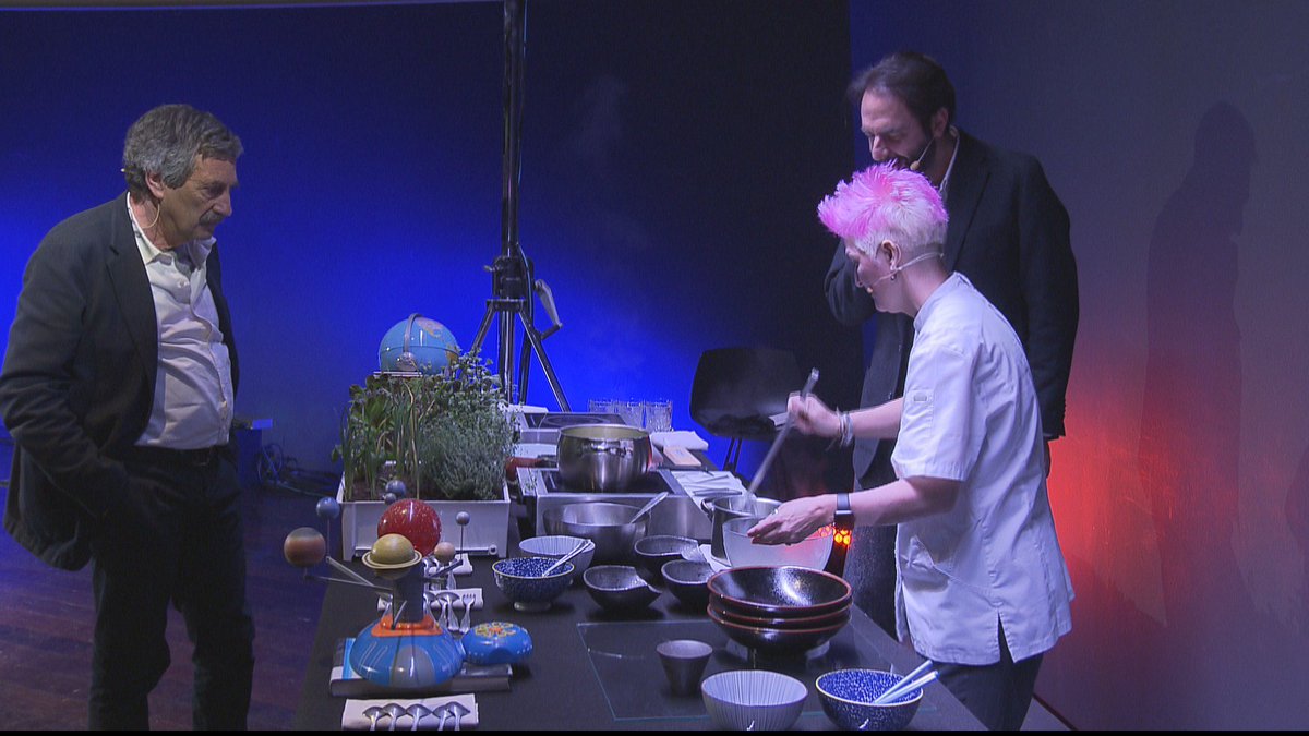 RaiNews's tweet photo. Cucina e fisica, dopotutto sono entrambe forme di scienza. Ne parlano al @Museo_MAXXI un fisico appassionato di cucina, la chef stellata Cristina Bowerman e l'attore Neri Marcoré. Il servizio è di @Rsquella → https://t.co/Qy3dOqpI7d https://t.co/JcGhkI4icR