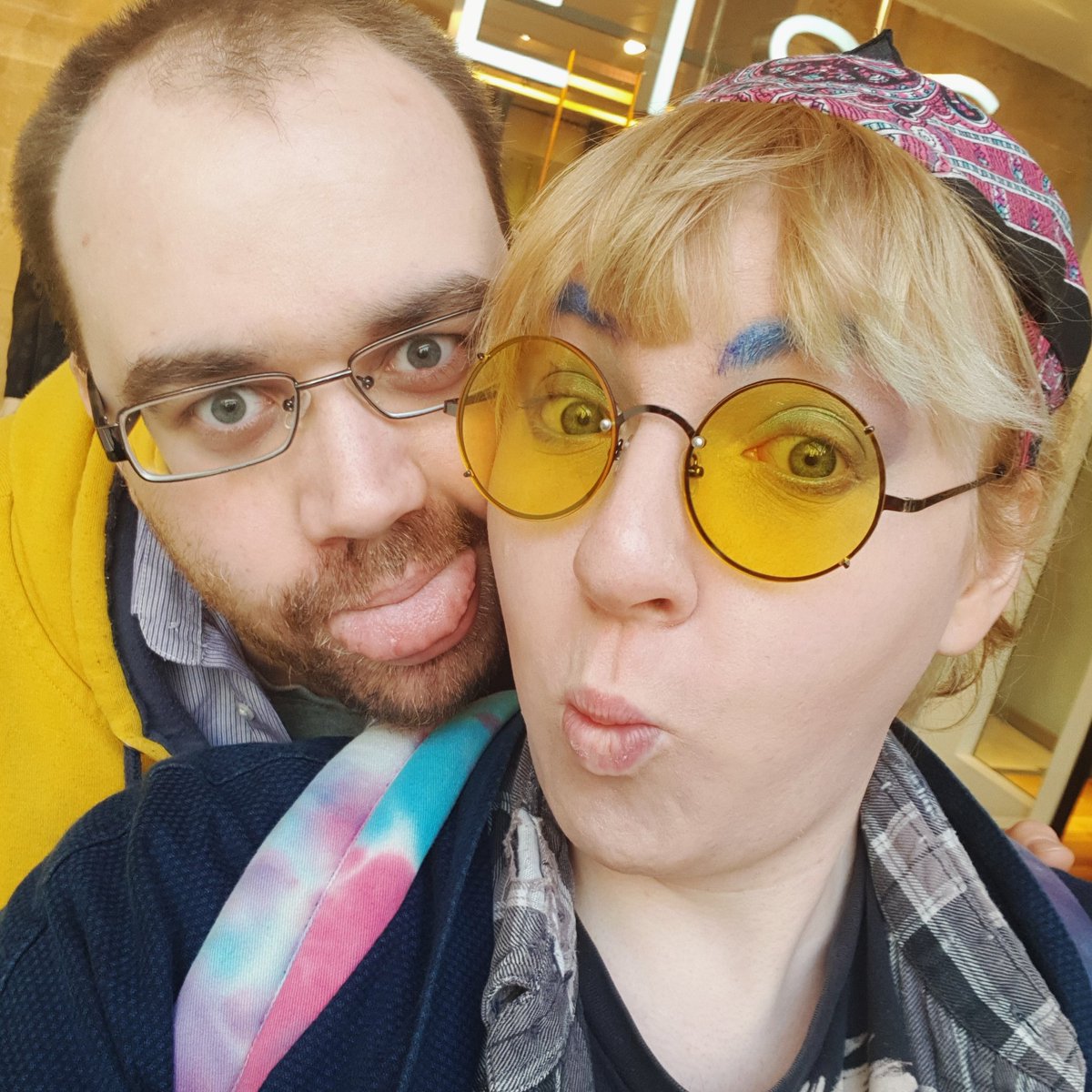 scribble_imp's tweet photo. Me and David on a little trip to Glasgow. Sporting some sassy blue eyebrows. #glasgow #scotish #bluemakeup #blueeyebrows #roundglasses #yellowglasses #transgirl #boyfriend https://t.co/PNoV34Aw4l